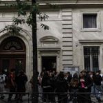 Macron propone giornate e vacanze scolastiche più brevi: la scuola francese in bilico