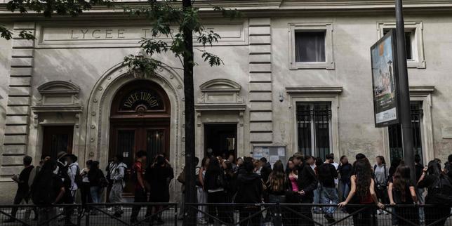 Macron propone giornate e vacanze scolastiche più brevi: la scuola francese in bilico