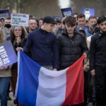 Lione: 3.200 partecipanti protestano contro l’estrema sinistra e ricordano un giovane deceduto, con segnalazioni di saluti nazisti