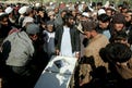 Pakistan attacca oltre il confine afghano: 18 morti, tra donne e bambini