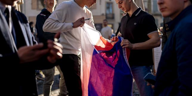 Fiducia in calo: i francesi si sentono più protetti ma meno fiduciosi nei politici