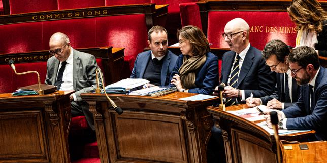 Il nuovo Primo Ministro francese rompe gli schemi tradizionali di transizione